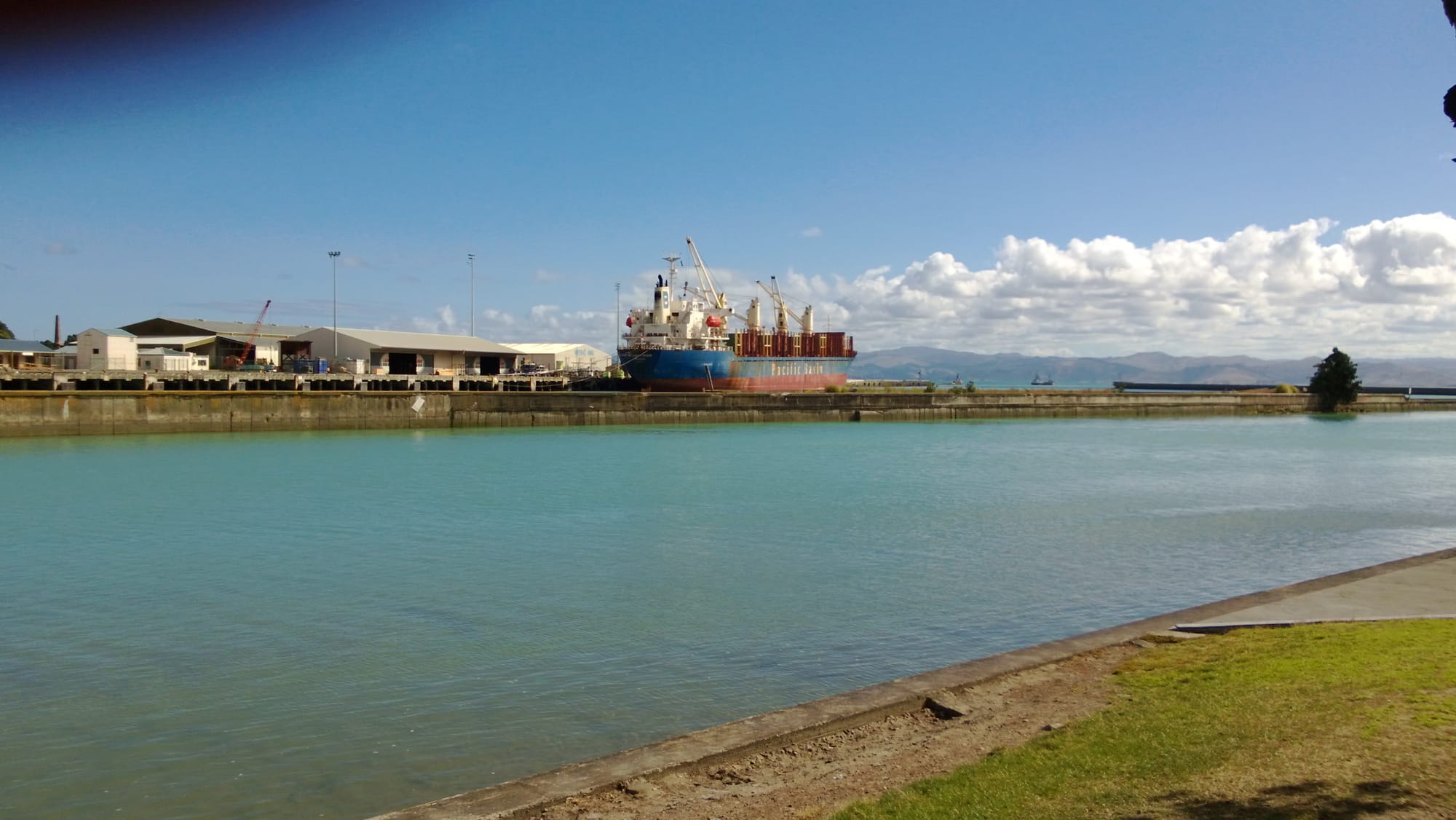 Loading logs at Gisborne.