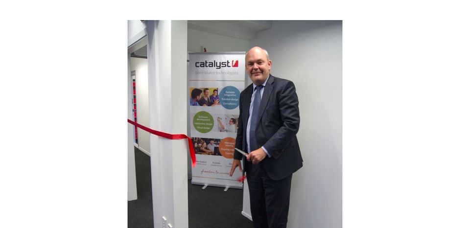Economic Development Minister Steven Joyce cutting the cord as Catalyst Cloud opens for business. 