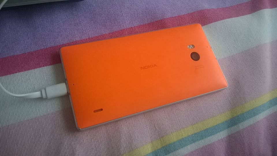 A Microsoft Mobile Oy Nokia Lumia 930 being charged in a Packard Bell-branded Acer laptop/notebook.